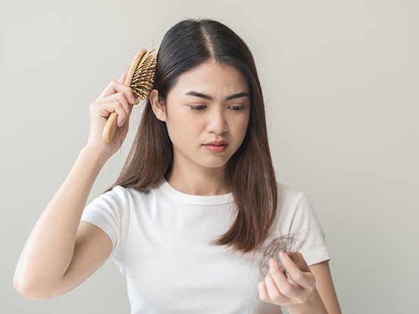 Nguyên nhân rụng tóc nhiều ở nữ