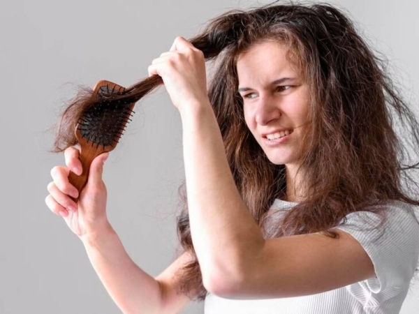 Giải pháp phục hồi tóc chẻ ngọn, gãy rụng do tạo kiểu thường xuyên