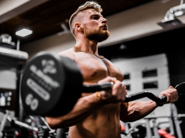 Người tập gym bị đổ mồ hôi nhiều: Chăm sóc tóc và da đầu đúng cách