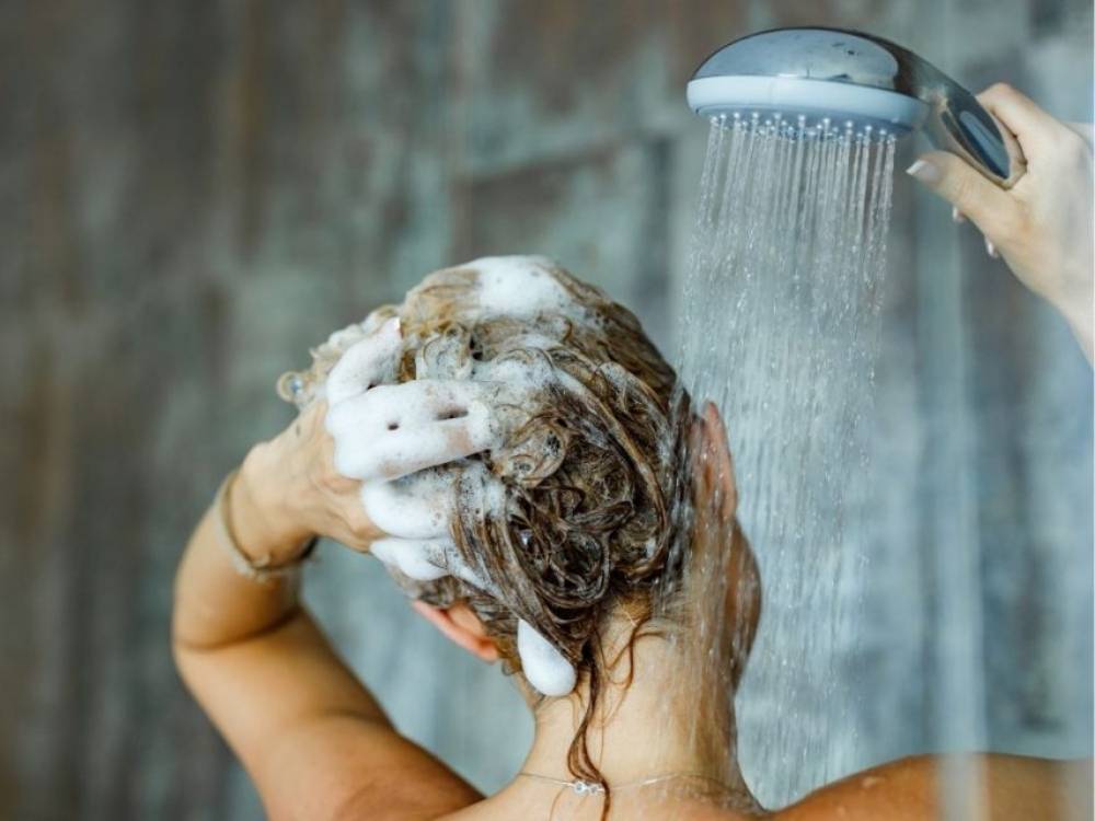 Gội đầu là bước quan trọng để chăm sóc tóc